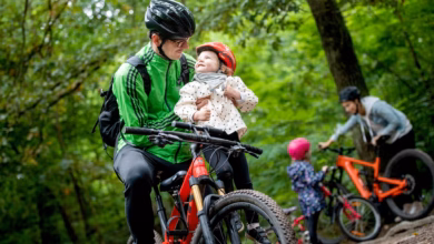 Eine familie macht eine fahrradtour