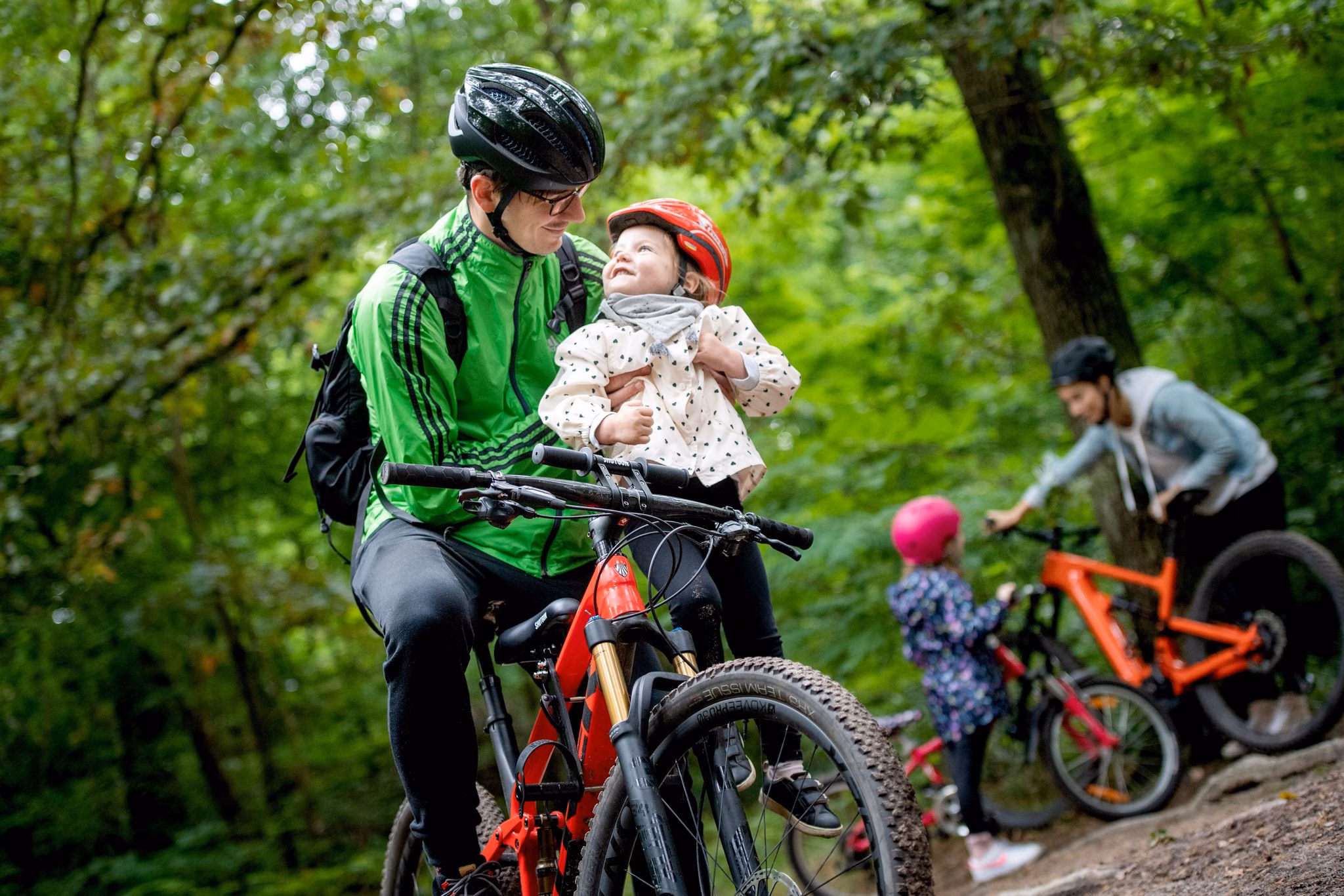 Eine familie macht eine fahrradtour