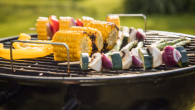 Gemüse auf einem grill im garten