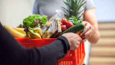 Mann liefert lebensmittel aus