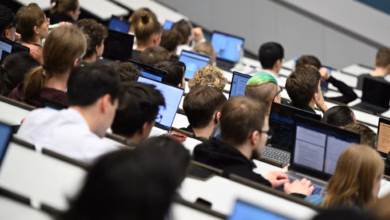 Studenten sitzen in einem hörsaal der universität in tübingen