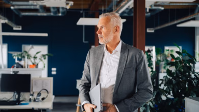 Ein mann trägt ein notebook in den händen