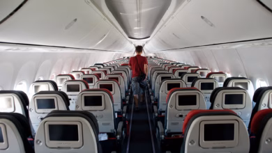 Mann geht durch den gamg in einem flugzeug
