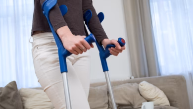 Eine frau läuft mit gehhilfen zu hause