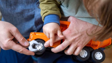 Ein vater spielt mit seinem sohn
