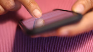 Eine frau tippt auf einem smartphone