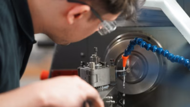 Ein auszubildender arbeitet an einer drehmaschine