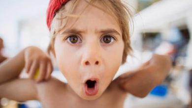 Ein junge schneidet grimassen