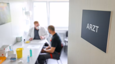 Ein arbeiter beim betriebsarzt