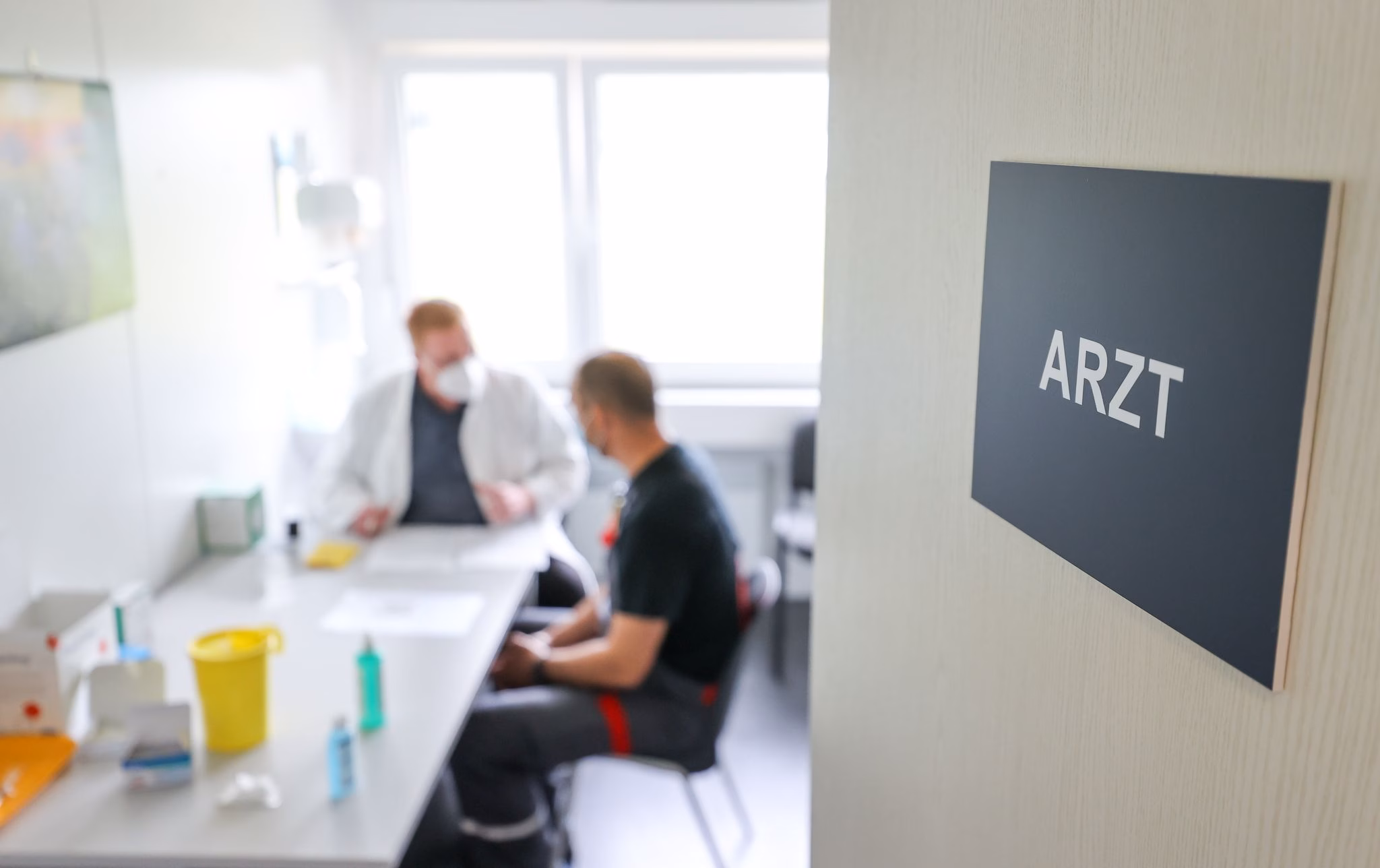 Ein arbeiter beim betriebsarzt