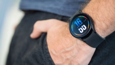 Mann trägt eine smartwatch