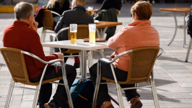 Menschen sitzen in einem café in palma