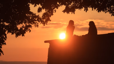 Zwei frauen unterhalten sich bei sonnenuntergang