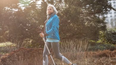 Eine seniorin macht nordic walking