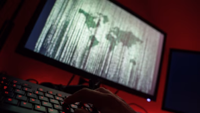 Person sitzt am rechner und tippt auf einer tastatur
