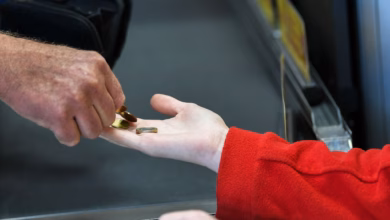 Eine kassiererin in einem supermarkt nimmt geld entgegen