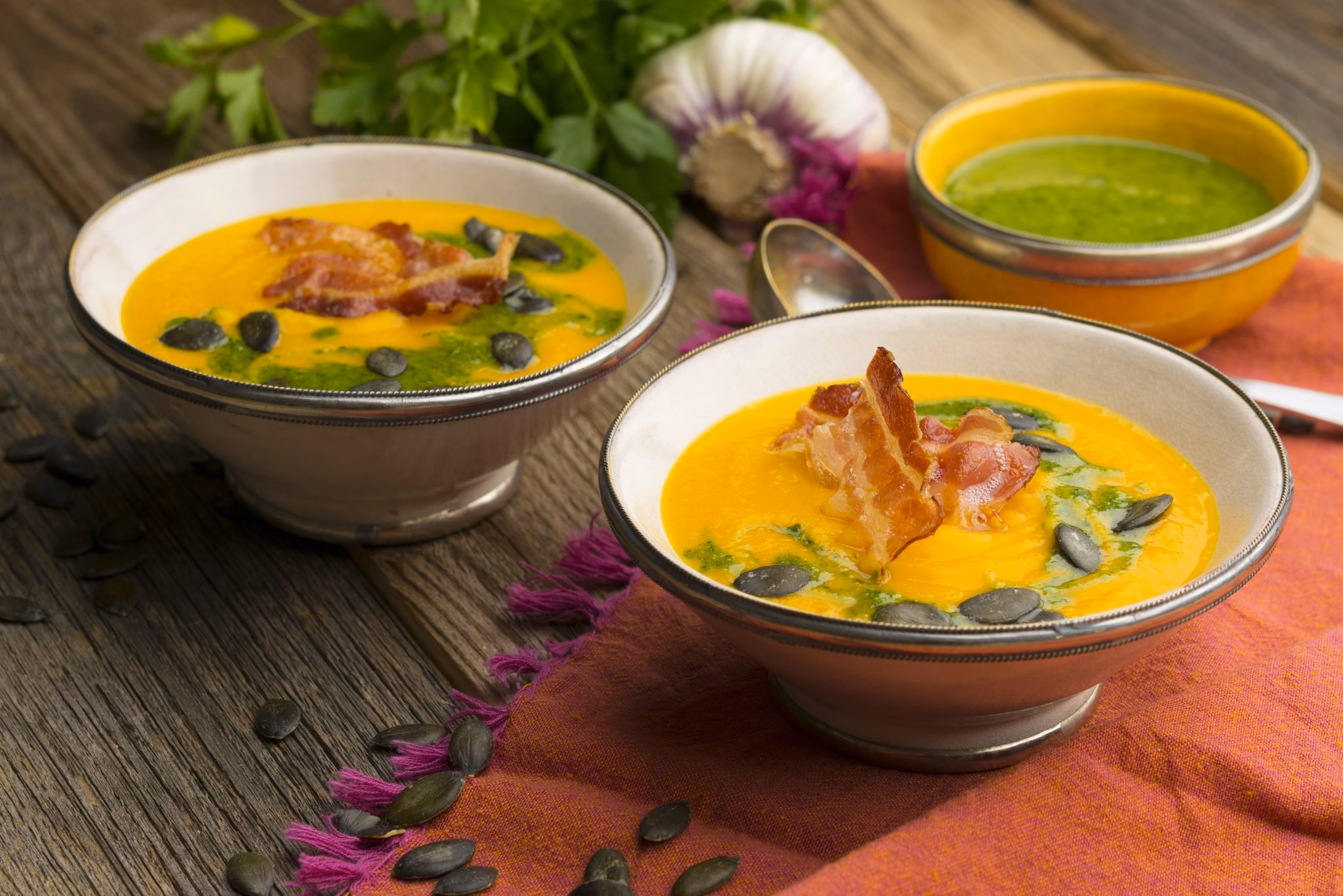Kürbissuppe mit kürbiskernpesto und bacon