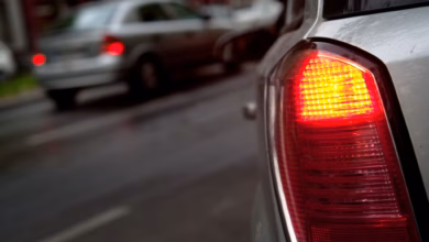 Bremslicht leuchtet an einem auto