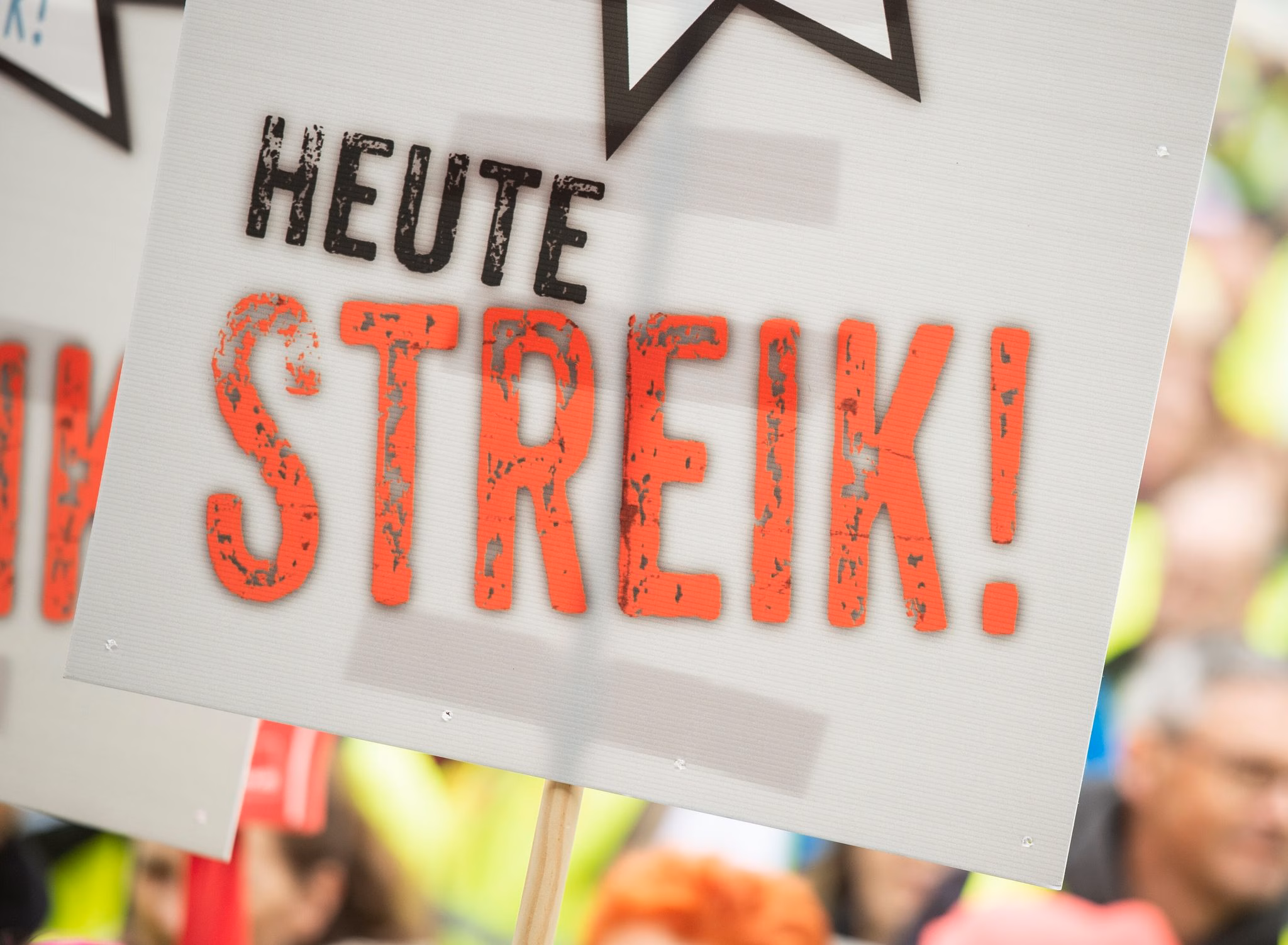 Ein schild mit der aufschrift "heute streik!"