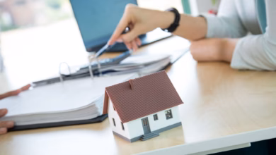 Leute im beratungsgespräch um hausbau