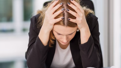 Frau stützt erschöpft den kopf in die hände