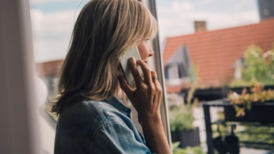 Eine frau telefoniert am fenster