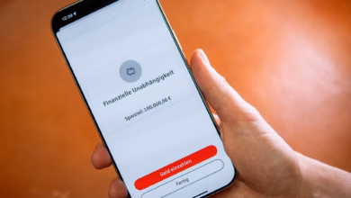 Eine frau nutzt eine handy app zum sparen