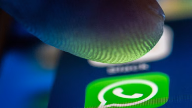 Ein finger über dem whatsapp symbol