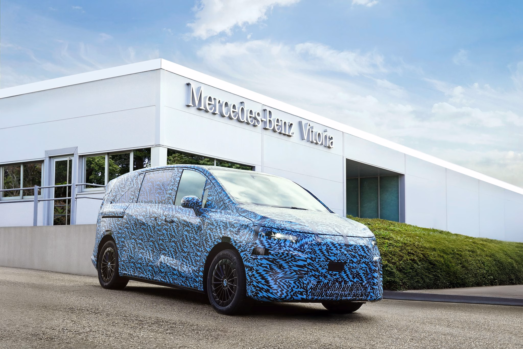 Mercedes vle vor dem mercedes benz werk in vitoria