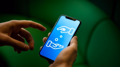 Ein smartphone, auf dem geldgeschäfte symbolisiert sind