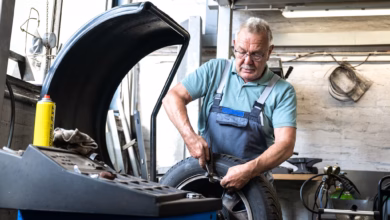 Mann arbeitet in einer autowerkstatt