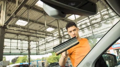Ein mann reinigt die windschutzscheibe seines autos