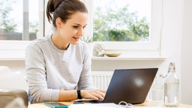 Eine junge frau arbeitet an einem laptop