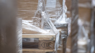 Beladene europaletten warten auf verladung