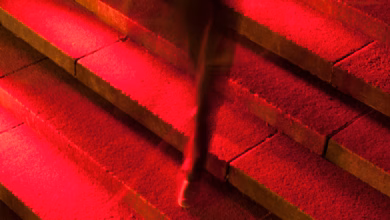 Männerbein in anzug auf roter treppe