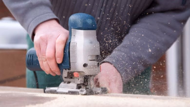 Mann arbeitet mit einer stichsäge
