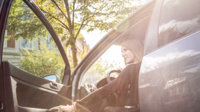 Eine frau steigt aus einem auto