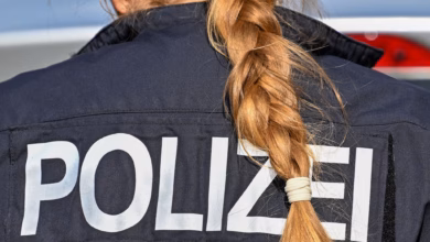 Der zopf einer polizistin hängt über ihre uniform.