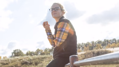 Eine frau isst einen apfel