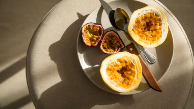 Passionsfrucht (l) und maracuja liegen auf einem teller