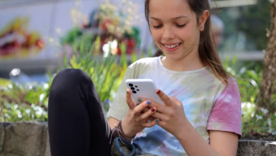 Ein mädchen mit smartphone