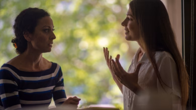 Zwei frauen unterhalten sich