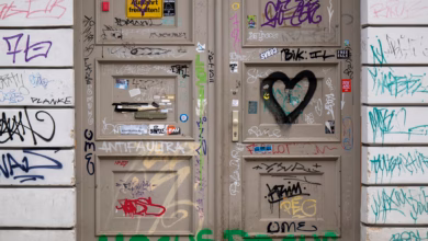 Eine haustür ist mit graffiti beschmiert