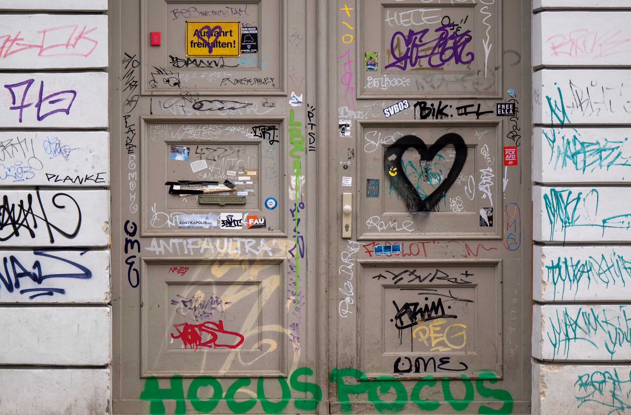 Eine haustür ist mit graffiti beschmiert