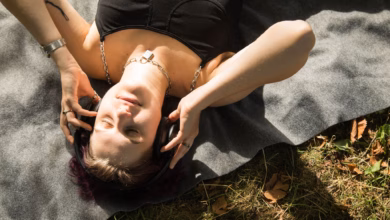Eine diverse person mit kopfhörern im park
