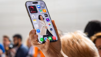 Eine person haelt ein iphone air in der hand