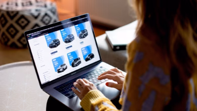 Eine frau sucht online nach autos