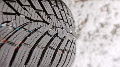 Profil eines winterreifens auf schneebedeckter straße