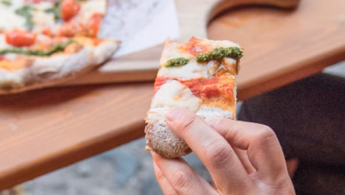 Person isst eine pizza