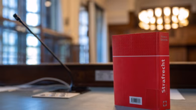 Das gesetzbuch "strafrecht" steht auf einem tisch im gericht